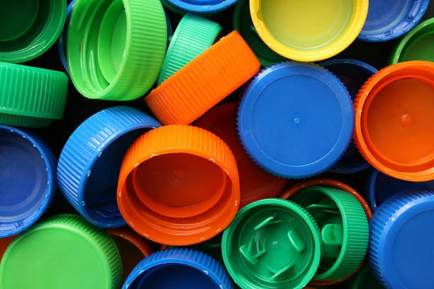 Reciclagem com tampa de garrafa pet em Niterói