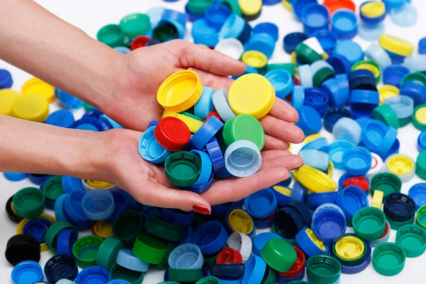 Reciclagem com tampa de garrafa em São Gonçalo